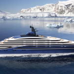 Superyacht moderne avec hélipads et piscine à débordement
