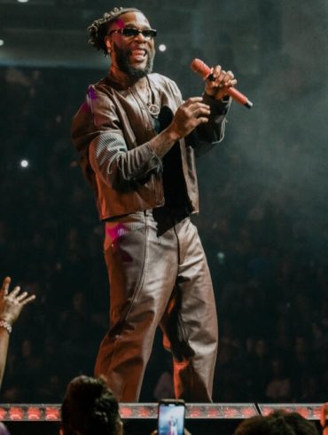 Affiche du Burna Boy No Sign of Weakness World Tour avec la mention Cancelled en rouge.