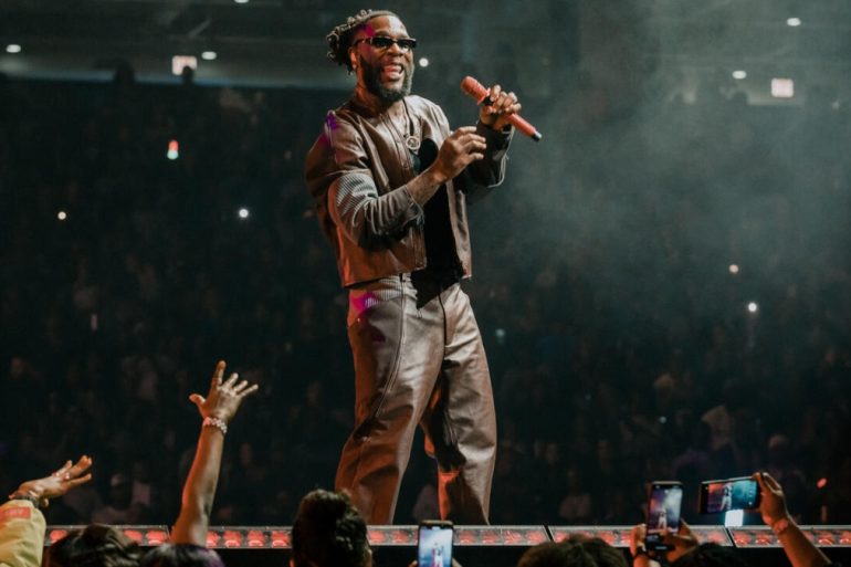 Affiche du Burna Boy No Sign of Weakness World Tour avec la mention Cancelled en rouge.