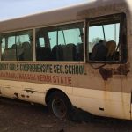 Entrée d’un lycée pour filles au Nigeria avec des forces de sécurité après l’enlèvement de 25 écolières dans l’État de Kebbi.