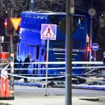 Bus accidenté en Suède entouré par les services de secours après un accident mortel.