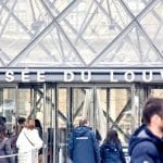 Façade et pyramide du musée du Louvre à Paris, au cœur d’une enquête pour braquage de joyaux