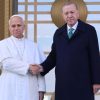 Le pape descend de l’avion à son arrivée en Turquie pour sa première visite internationale.
