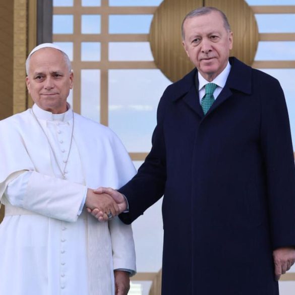 Le pape descend de l’avion à son arrivée en Turquie pour sa première visite internationale.