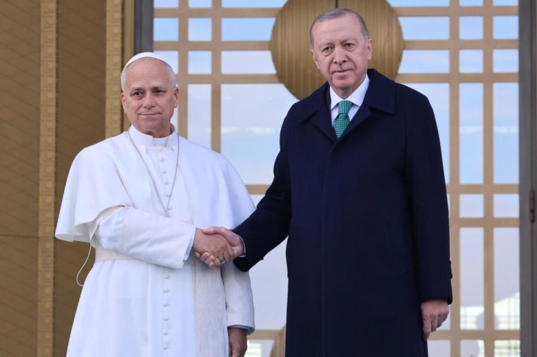 Le pape descend de l’avion à son arrivée en Turquie pour sa première visite internationale.