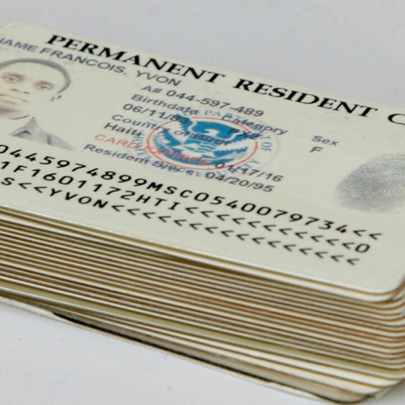 Carte de résident permanent américaine illustrative, utilisée pour symboliser le durcissement des règles autour de la Green Card.