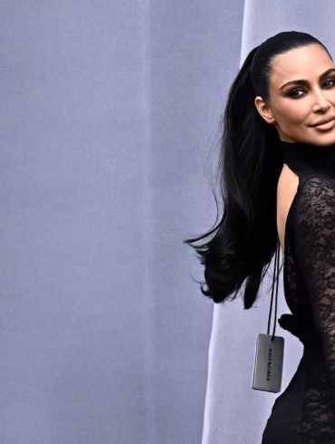 Un médecin affirme que Kim Kardashian présenterait une activité cérébrale anormalement faible, une révélation qui enflamme les réseaux sociaux sans être confirmée officiellement.