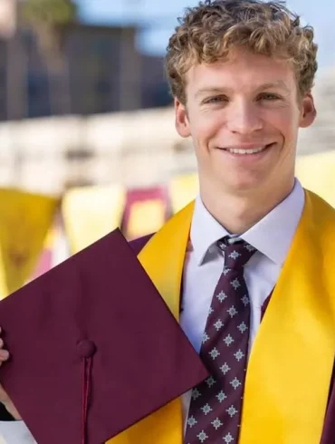 Léon Marchand pose lors d’une remise de diplôme aux États-Unis, après l’annonce de son obtention à Arizona State University.