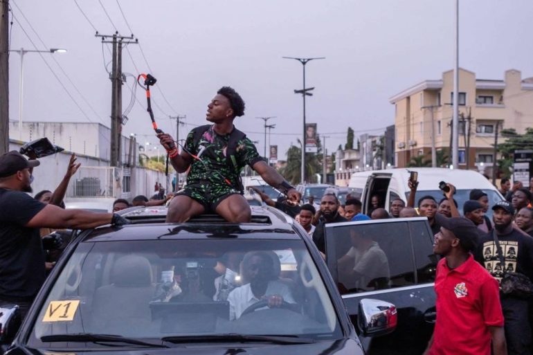 IShowSpeed au cœur d’un bain de foule lors de sa tournée africaine.