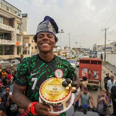 IShowSpeed célèbre les 50 millions d’abonnés atteints sur YouTube pendant un live en Afrique.