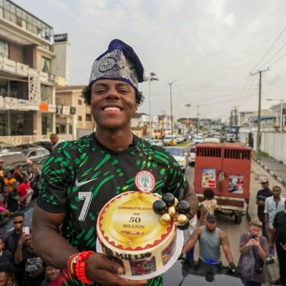 IShowSpeed célèbre les 50 millions d’abonnés atteints sur YouTube pendant un live en Afrique.