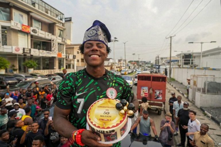 IShowSpeed célèbre les 50 millions d’abonnés atteints sur YouTube pendant un live en Afrique.