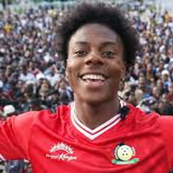 iShowSpeed lors d’une étape de sa tournée africaine, ému par l’accueil des supporters et des fans.