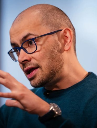 Demis Hassabis, patron de Google DeepMind, alerte sur le rattrapage rapide de la Chine dans l’IA.