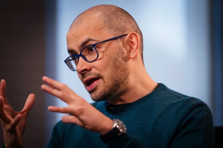 Demis Hassabis, patron de Google DeepMind, alerte sur le rattrapage rapide de la Chine dans l’IA.