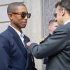 Pharrell Williams reçoit la Légion d’honneur à l’Élysée, quelques jours après un défilé Louis Vuitton.