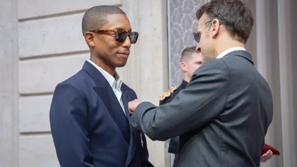 Pharrell Williams reçoit la Légion d’honneur à l’Élysée, quelques jours après un défilé Louis Vuitton.