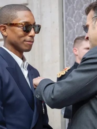 Pharrell Williams reçoit la Légion d’honneur à l’Élysée, quelques jours après un défilé Louis Vuitton.