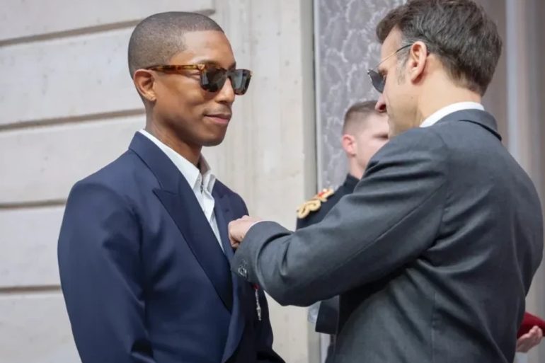 Pharrell Williams reçoit la Légion d’honneur à l’Élysée, quelques jours après un défilé Louis Vuitton.