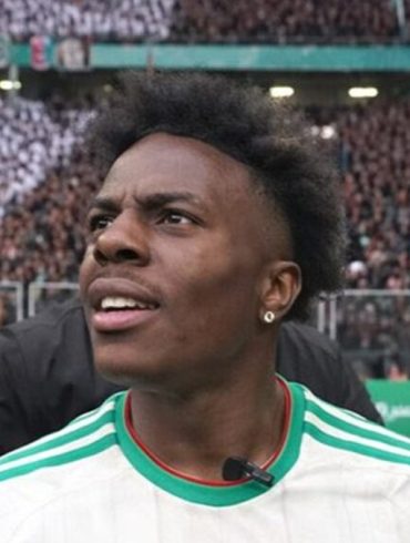 iShowSpeed dans une séquence où il explique la CAN à ses spectateurs américains.