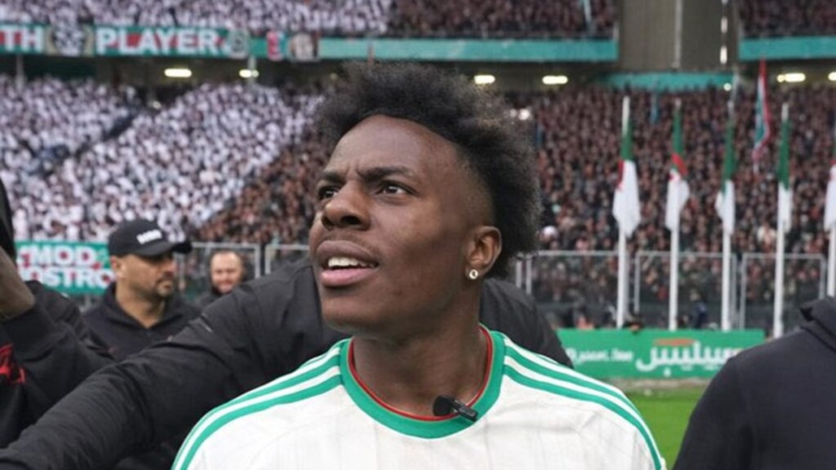 iShowSpeed dans une séquence où il explique la CAN à ses spectateurs américains.