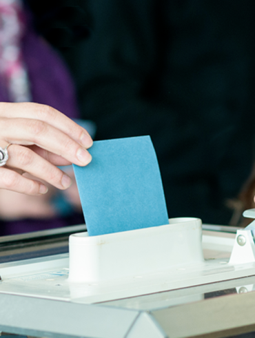 Urne de vote et bulletins, symbole des grandes échéances électorales de 2026