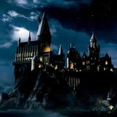 Un projet d’hôtel immersif Harry Potter annoncé pour 2026 avec des chambres inspirées des maisons de Poudlard.
