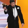 Bad Bunny brandit son Grammy, moment fort d’une soirée aussi musicale que politique