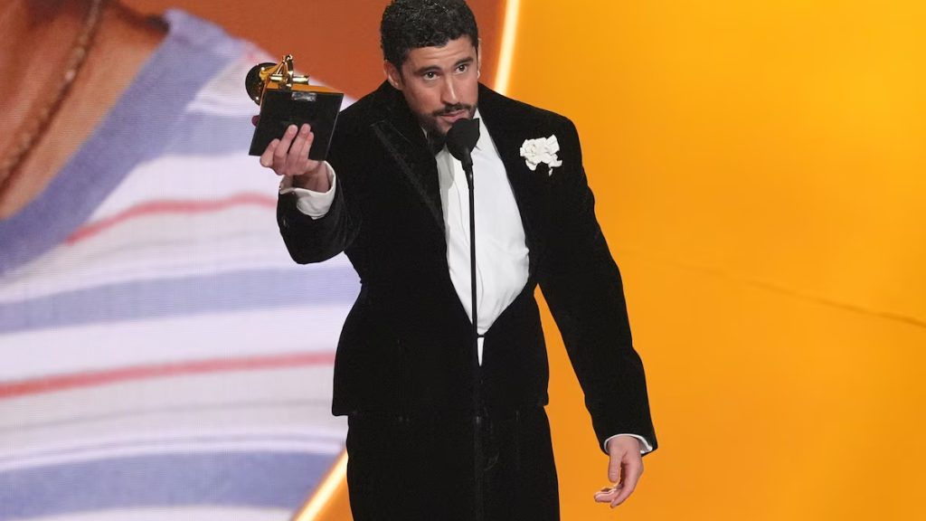 Bad Bunny brandit son Grammy, moment fort d’une soirée aussi musicale que politique