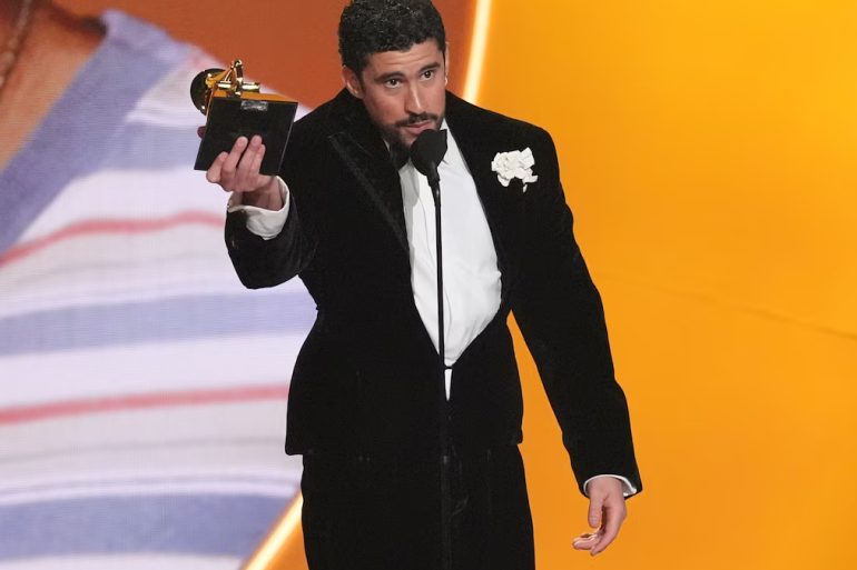 Bad Bunny brandit son Grammy, moment fort d’une soirée aussi musicale que politique