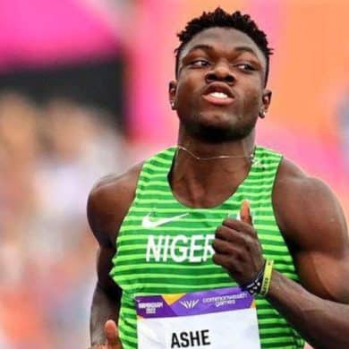 Favour Ashe en compétition avec le maillot du Nigeria avant l’annonce de son changement d’allégeance sportive.