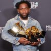 Kendrick Lamar brandit un trophée après une soirée 2026 dominée dans les catégories rap.
