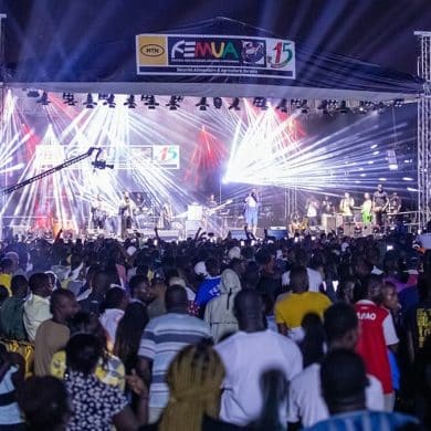 La ministre Françoise Remarck échange avec des professionnels du spectacle sur l’application des nouvelles licences en Côte d’Ivoire.