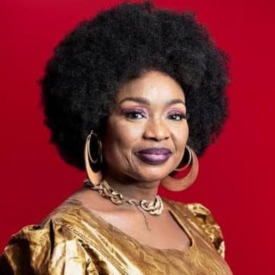 Oumou Sangaré, figure majeure de la musique malienne et défenseure des droits des femmes, est l’une des têtes d’affiche du WOMAD 2026.