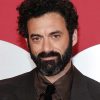 Morgan Spector incarnera Robert Langdon dans la prochaine série Netflix adaptée de l’univers de Dan Brown.