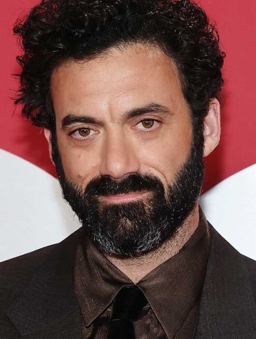 Morgan Spector incarnera Robert Langdon dans la prochaine série Netflix adaptée de l’univers de Dan Brown.