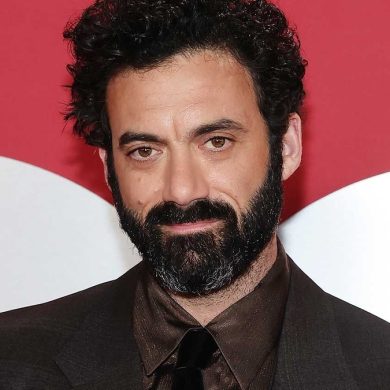 Morgan Spector incarnera Robert Langdon dans la prochaine série Netflix adaptée de l’univers de Dan Brown.