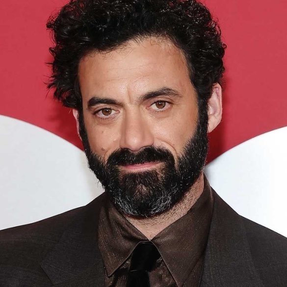 Morgan Spector incarnera Robert Langdon dans la prochaine série Netflix adaptée de l’univers de Dan Brown.
