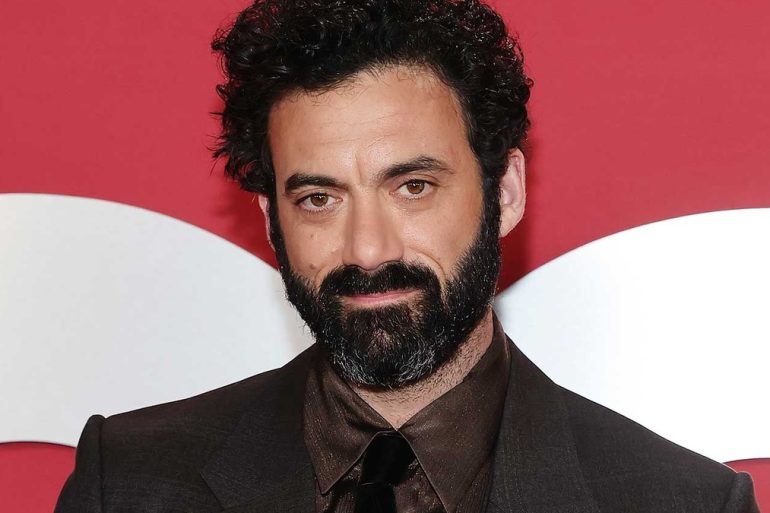 Morgan Spector incarnera Robert Langdon dans la prochaine série Netflix adaptée de l’univers de Dan Brown.