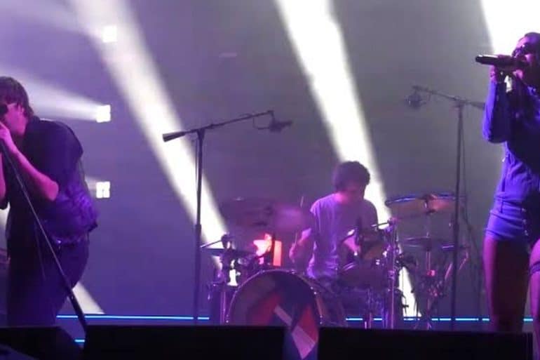 Charli xcx a rejoint Julian Casablancas et The Strokes sur la scène du festival Outside Lands.