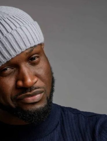 Peter Okoye célébrera désormais son anniversaire le 30 novembre au lieu du 18 novembre, date partagée avec son frère jumeau Paul.