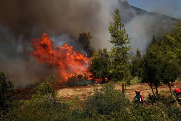 Les nouveaux incendies en Grèce ont détruit plus de 100 maisons et provoqué l’évacuation de plusieurs villages.