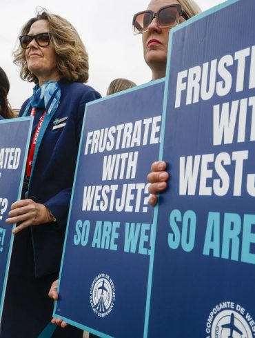 La grève des agents de bord de WestJet entraîne des centaines d’annulations de vols à travers le Canada.