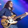 Geddy Lee et Alex Lifeson de Rush sur scène durant la tournée « Fifty Something », dont les quatre concerts de Toronto sont filmés intégralement.