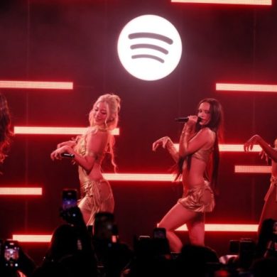 KATSEYE a interprété pour la première fois « That Way » lors d’un événement Spotify à New York.