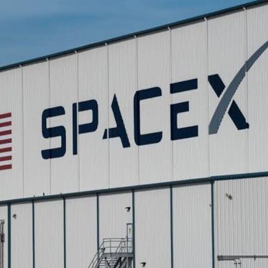 Une fusée Falcon 9 de SpaceX décolle avec des satellites destinés aux programmes militaires américains.