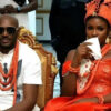 2Baba et Natasha Osawaru lors d’une apparition publique en tenue traditionnelle.