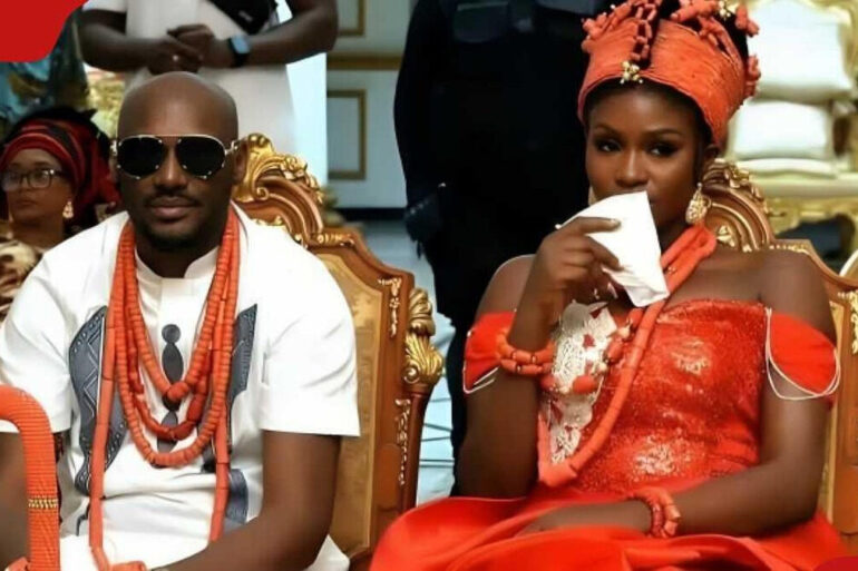 2Baba et Natasha Osawaru lors d’une apparition publique en tenue traditionnelle.