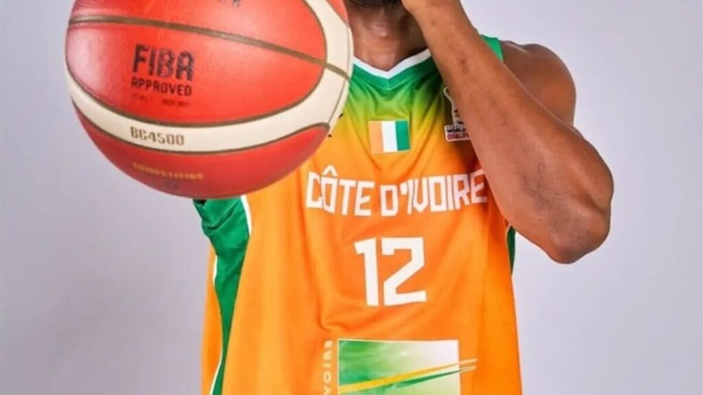 Moussa Koné avec le maillot de la sélection ivoirienne de basket