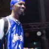 Black Sherif sur scène pendant un concert